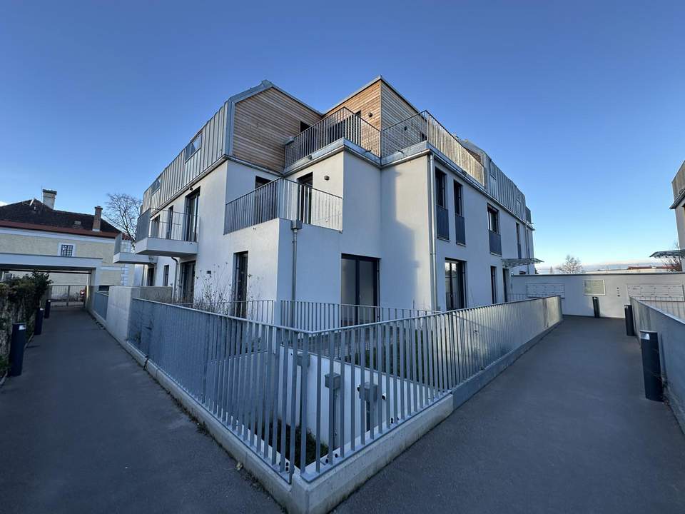 Erstbezug: 3 Zimmer-Mietwohnung mit sonnigen Terrassenflächen und Garten