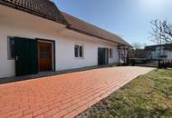 Streckhof mit begrüntem Innenhof mit diversen Lagermöglichkeiten und Garage