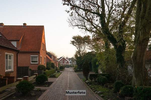 Einfamilienhaus mit Doppelgarage und Pool