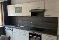 Modernes Wohnen im Holzhaus! Möblierte 3 Raumwohnung mit Balkon &amp; Carport!