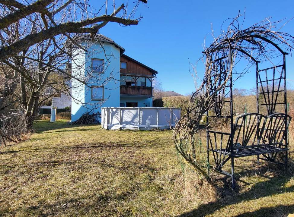 GERÄUMIGES ECKREIHENHAUS MIT GROSSEM GARTEN IN IDYLLISCHER LÄNDLICHER LAGE