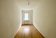 2 Zimmer-Wohnung ZUM SANIEREN, BLICK ins GRÜNE!