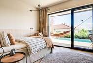 Preisreduktion! DESIGNBUNGALOW MIT SONNIGEM POOL UND HOCHWERTIGSTER AUSSTATTUNG