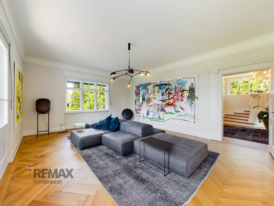 Ästhetische Villa am Stadtrand mit Park