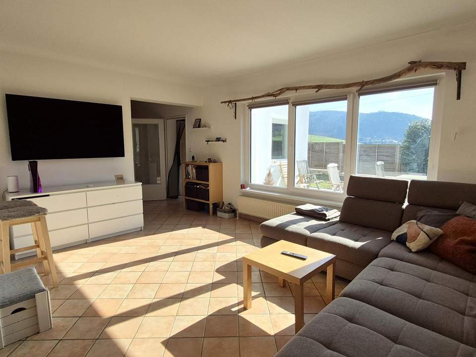 SCHÖNES FAMILIENHAUS IN SONNIGER LAGE MIT POOL UND GARAGE