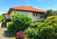 Zwei zusammengebaute Bungalows mit einem Preis