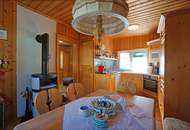 Baugrundstück in ruhiger, naturnaher Lage mit gepflegtem Holzhaus