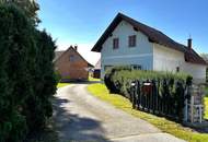 Ehemaliger Bauernhof, Bauernhaus mit Nebengebäuden am Stadtrand.