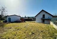 Sonniges Ferienhaus mit Seeblick auf schönem Grundstück - sanierungsbedürftig