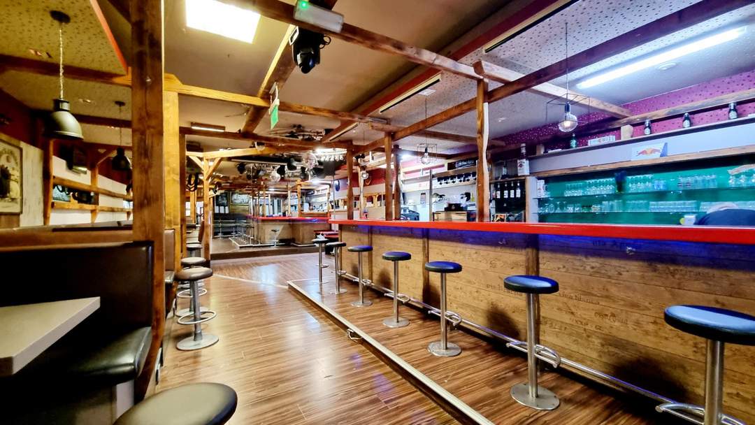 Gewerbe und wohnen auf 600 m² + 4 Garagen, ...