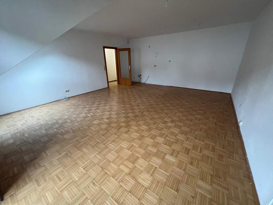 Sonnige Wohnung mit Balkon!