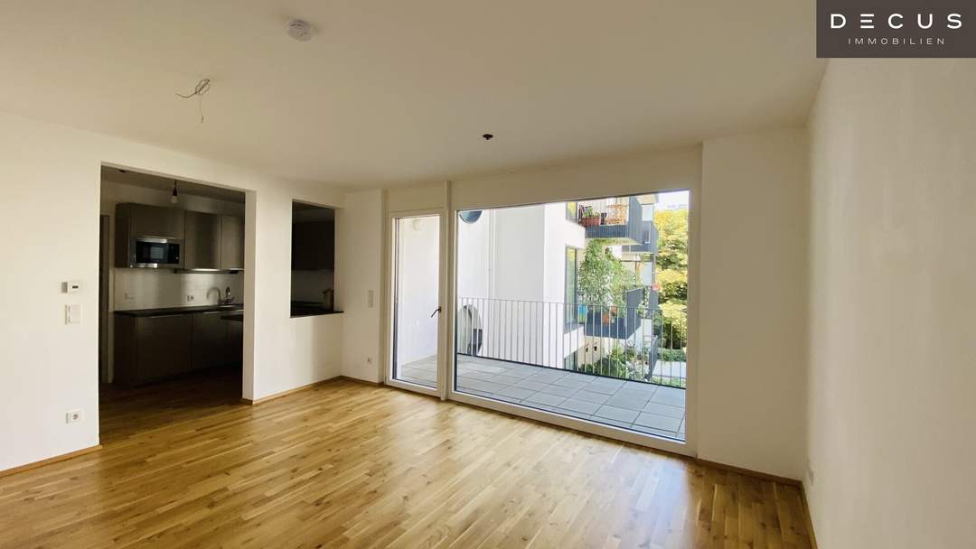 / ZWEI ZIMMER / INNENHOFSEITIG AUSGERICHTET / MODERNE ANLAGE / VERFÜGBAR AB SOFORT / U-BAHN NÄHE