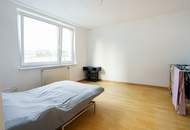 Großzügige Wohnung mit zwei Loggien, Dachterrasse und Einbauküche!