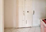 Renovierungsbedürftige Garçonnière in klassischem Gründerzeithaus in U-Bahn-Nähe