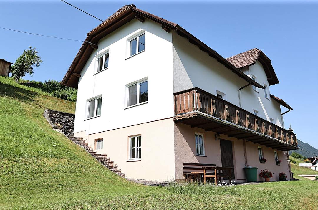 Gepflegtes Ein-/Zweifamilienhaus mit 9 Zimmern und Garage auf 805 m² Hanggrund