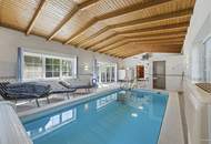 Großzügiges Familiendomizil mit uneinsichtigem Garten, Hallenbad, Sauna und Garage für 2 PKW