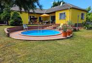 Licht, Luft und Freiheit: Bungalow mit großem Garten und Pool