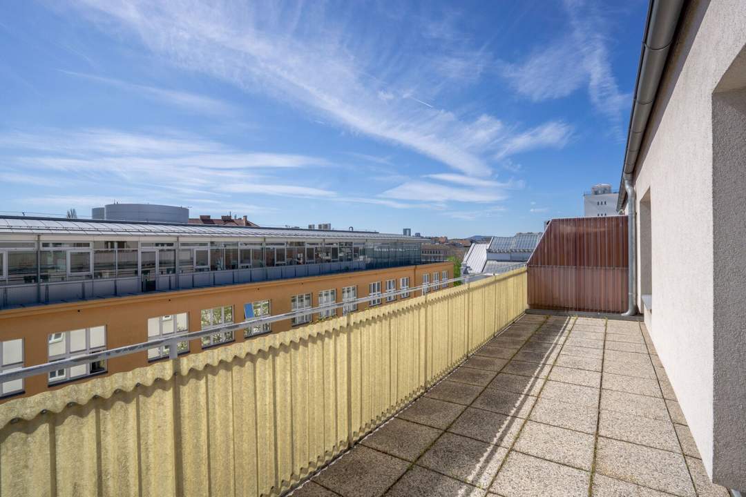 Dachgeschoßwohnung mit 22 m² Südterrasse &amp; Fernblick | Nähe Reumannplatz | Ruhelage
