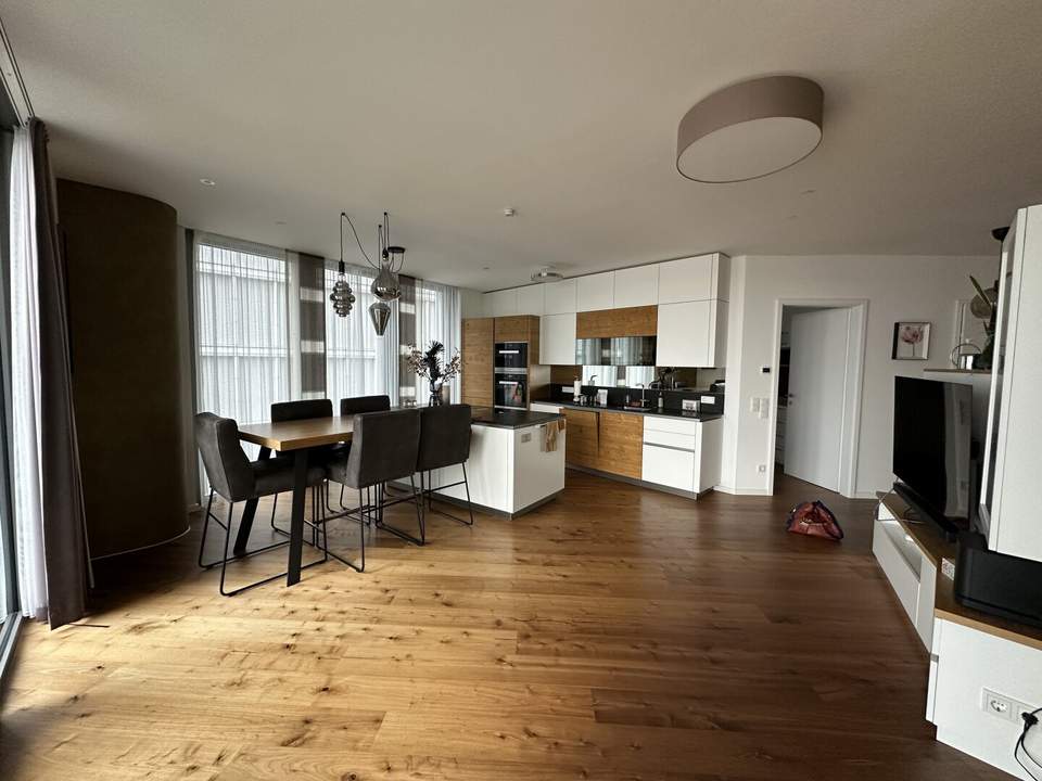 Moderne 3 Zimmer mit Balkon (teilmöbliert) und vielen Extras im Haus!