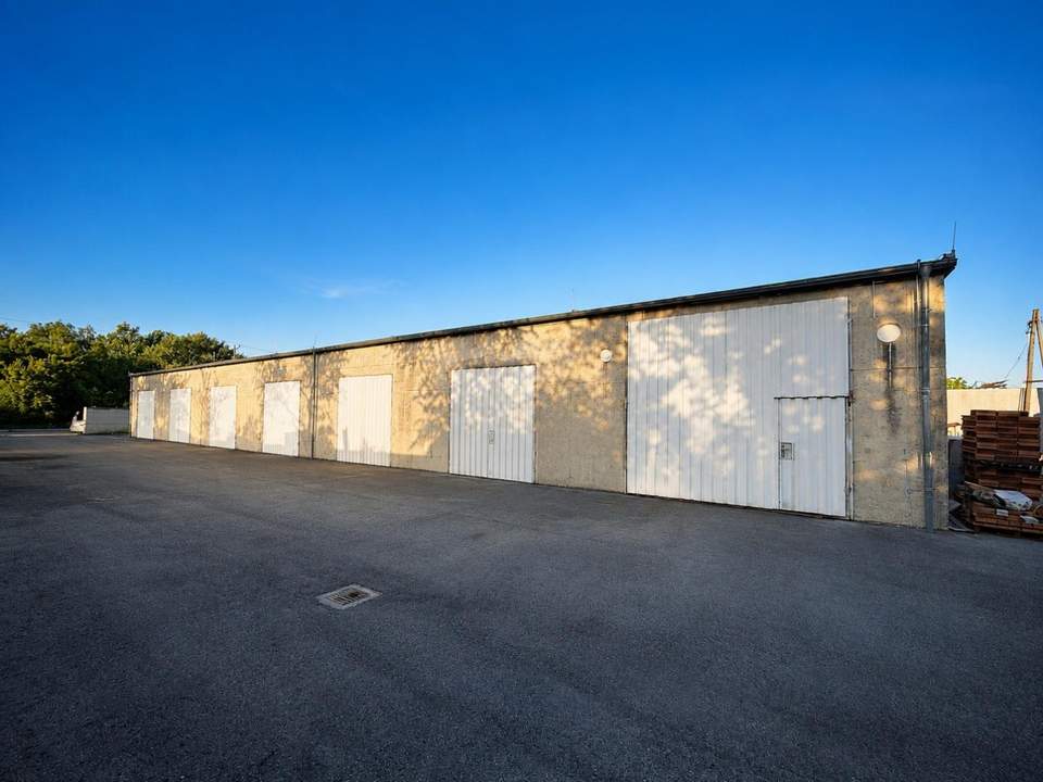 "Aufgepasst Baumeister! Lager mit Sandgruben und Werkstätte auf 2000m ² Bauland"