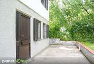 Südseitige Terrasse mit grünem Sichtschutz