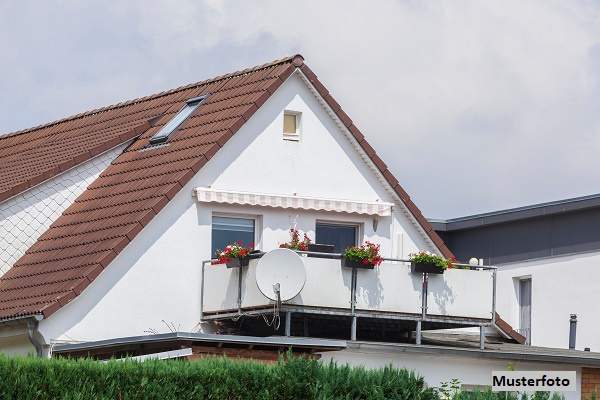 Großzügige Dachgeschosswohnung mit Loggia, Garten und Carport