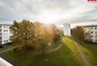 Linz-Oed: Dank vieler großer Fenster lichtdurchflutete 3-Zimmer-Wohnung mit Balkon & Autoabstellplatz in städtischer ruhiger Grünlage