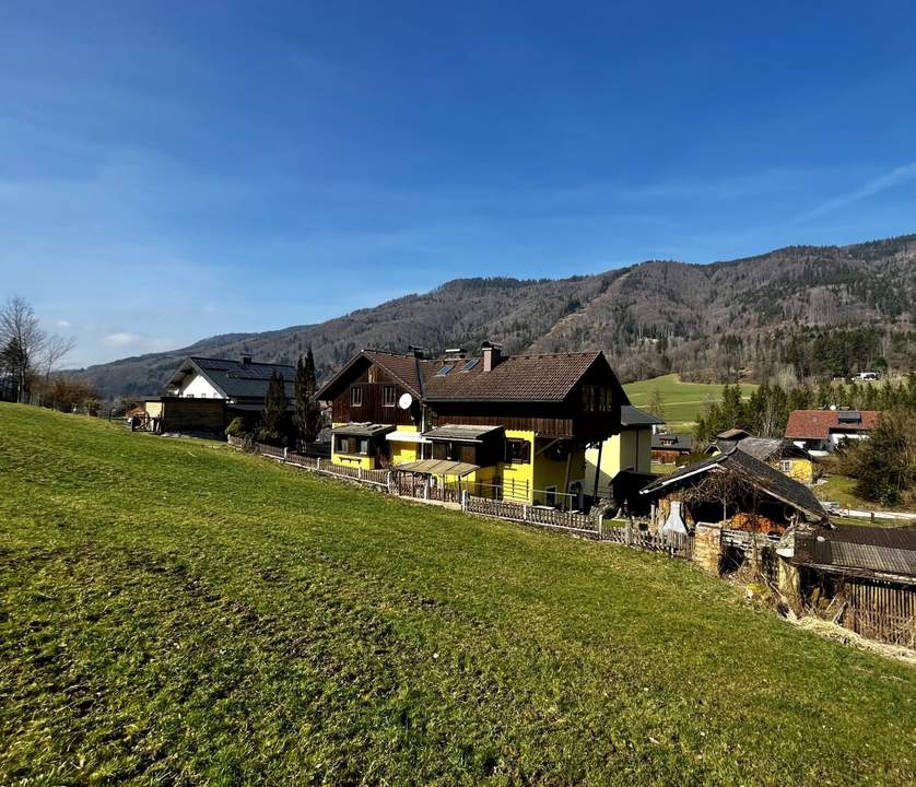 Zwischen Mondsee und Attersee: Charmantes Wohnhaus für zwei Familien in idyllischer Lage