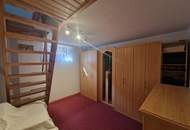 TRAUMHAFTER BUNGALOW FÜR ZWEI PERSONEN SAMT NEBENGEBÄUDE FÜR HOBBYRAUM, PARKÄHNLICHEM GARTEN MIT SCHWIMMTEICH ALS NATURPOOL DIREKT AN FELDER DER REGION ANGRENZEND