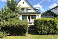 Eine Villa mit Wohnkultur, parkähnlichem Garten und Pool // A Villa of Distinction with Park-Like Garden and Pool //
