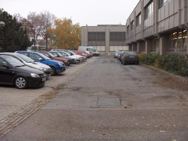 PKW-Parkplatz Nähe Shopping Center Nord