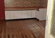 Sanierungsbedürftiges Einfamilienhaus mit diversen Nebenräumen!