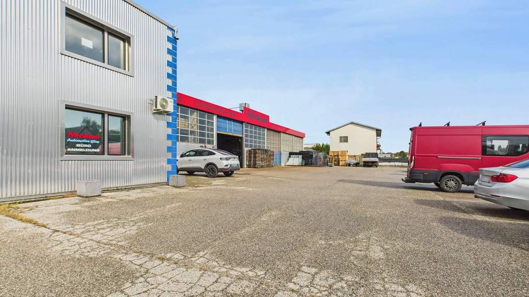 Halle mit großer Freifläche zur vielseitigen Nutzung inkl Wohnhaus mit 3 Wohnungen