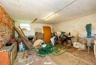 Einfamilienhaus mit großem Grundstück und Nebengebäuden