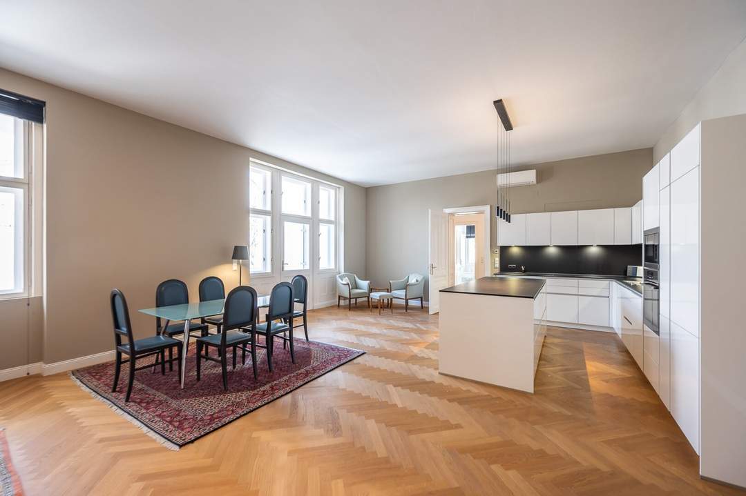 Repräsentative, sanierte Familienwohnung: 4-Zimmer-Wohnung + überdachter Stellplatz + Terrasse in der Kreindlgasse