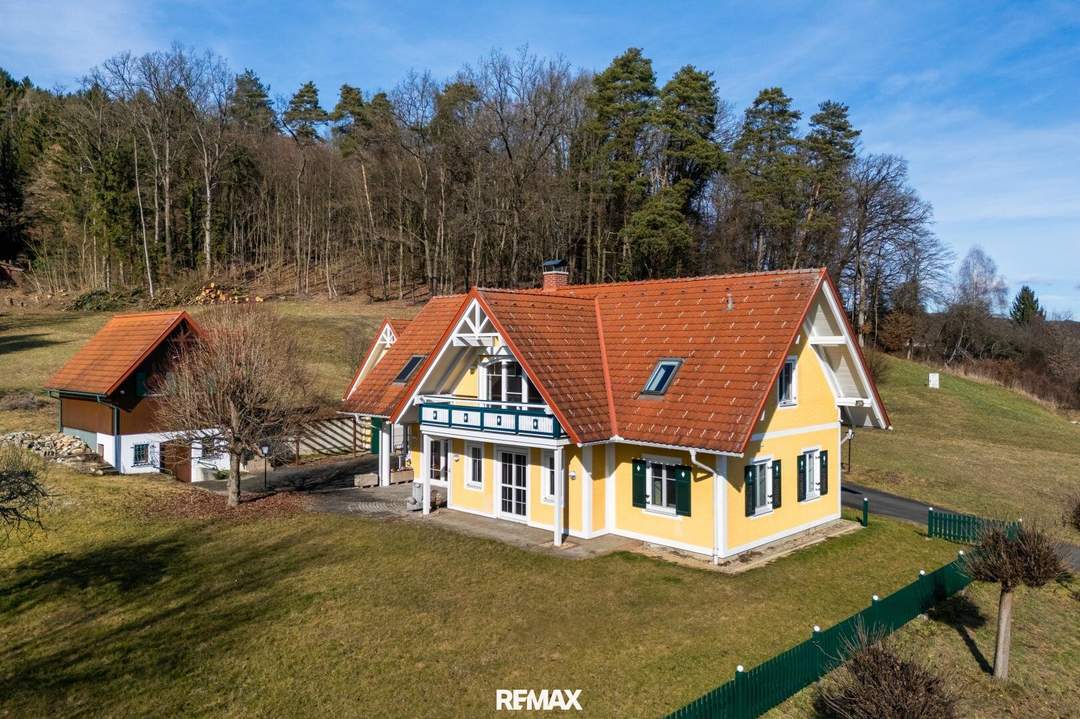 LANDHAUSVILLA mit HOF-ENSEMBLE, GÄSTEWOHNUNGEN UND ENTWICKLUNGSPOTENTIAL