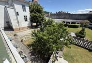 Viel barrierefreier Wohnraum, Platz für gemeinsame Werte und Indoor-Pool // Much barrier-free living-space, room for shared values, and indoor pool //