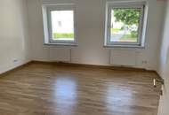 Neu, modern &amp; einzigartig - Wohnen mit Charakter in Steyr Münichholz! Umfassend sanierte 2 Zimmer-Wohnung mit außergewöhnlichem Grundriss, praktischem Abstellraum und Luxus-Badezimmer mit ebenerdiger Dusche!