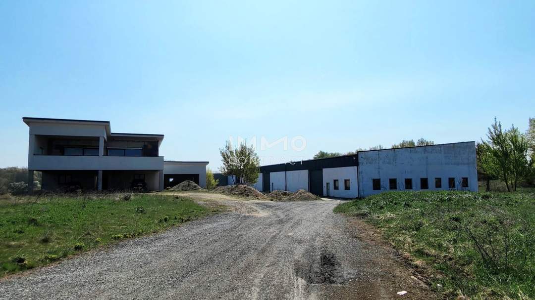 Attraktiver Betriebsstandort: Halle, Büro-/Wohngebäude und großes Grundstück mit Entwicklungspotential