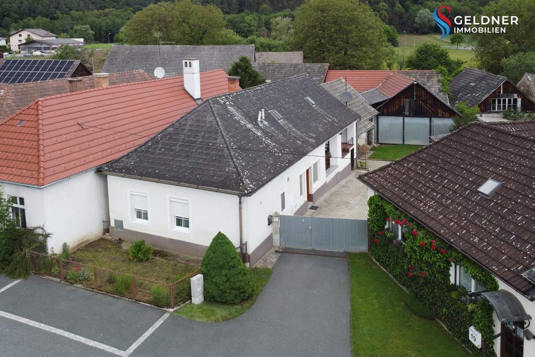 Ruhig gelegenes ehem. Bauernhaus mit chilligem Innenhof samt Sommerküche, Garage, etlichen Nebengebäuden und großem Garten in Hammerteich