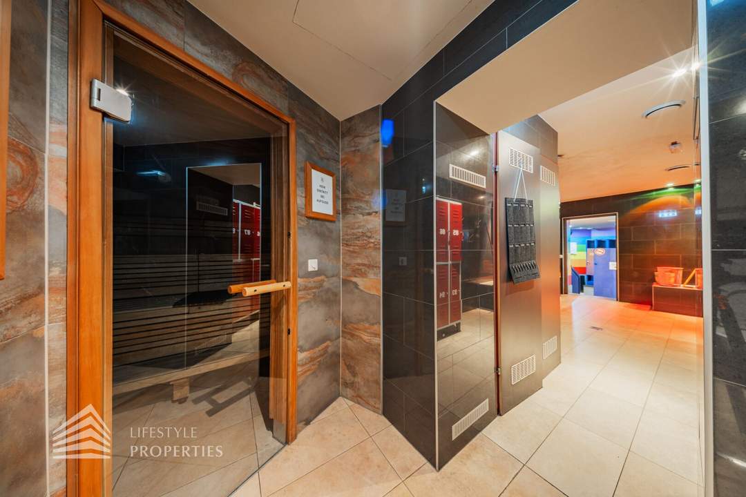 Einladendes Fitnesscenter mit Sauna in Toplage