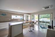 Villa voll unterkellert mit Poolhaus in absoluter Ruhelage