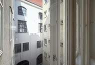 Großzügige 5-Zimmer-Altbauwohnung mit Balkon // Spacious 5-Room Period Apartment with Balcony //