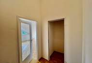 Klimatisierte, großzügige 2-Zimmer-Dachgeschosswohnung mit herrlichem Blick ins Grüne!
