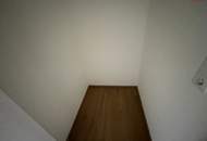 Neu sanierte 2-Zimmerwhg. im Grünen – mit Balkon & Garage!