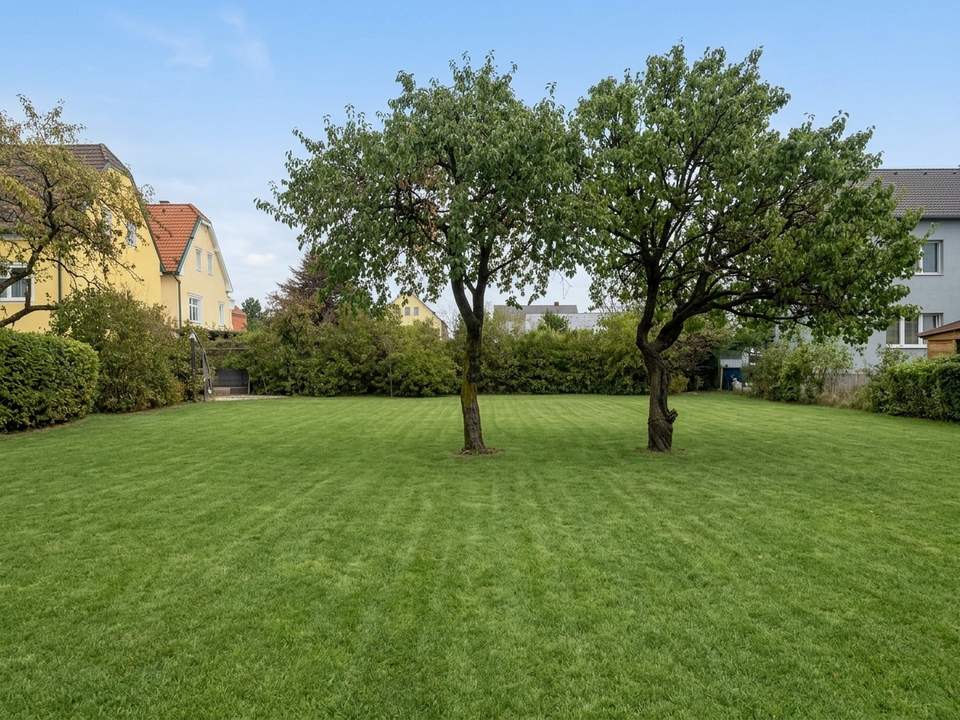 Sonniges Baugrundstück in ruhiger Siedlungslage mit Mehrfamilienhaus