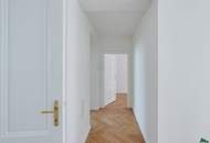 Erstbezug nach Sanierung: Schöne 3-Zimmer-Altbauwohnung mit Balkonmöglichkeit