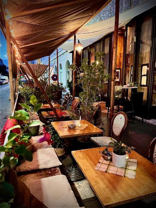 Florierende 50 m² Cafe-Bar mit Schanigarten in unmittelbarer Nähe zum Kamelitermarkt!