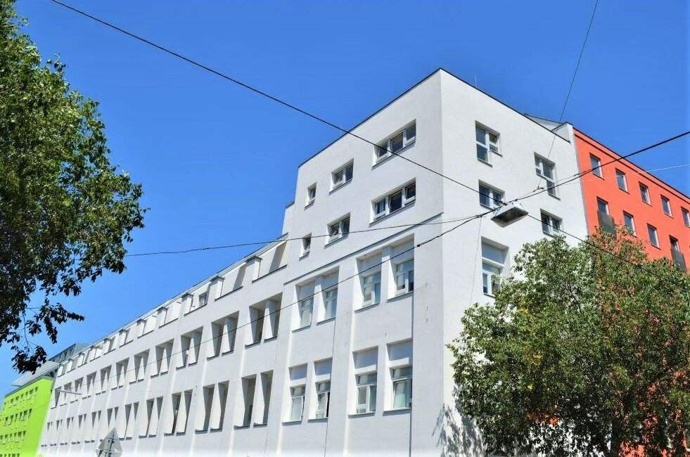 UNBEFRISTET, HOFRUHELAGE, 68 m2 Altbau mit 6 m2 Balkon, Wohnküche, 1 Zimmer, Wannenbad, Parketten, gefördert