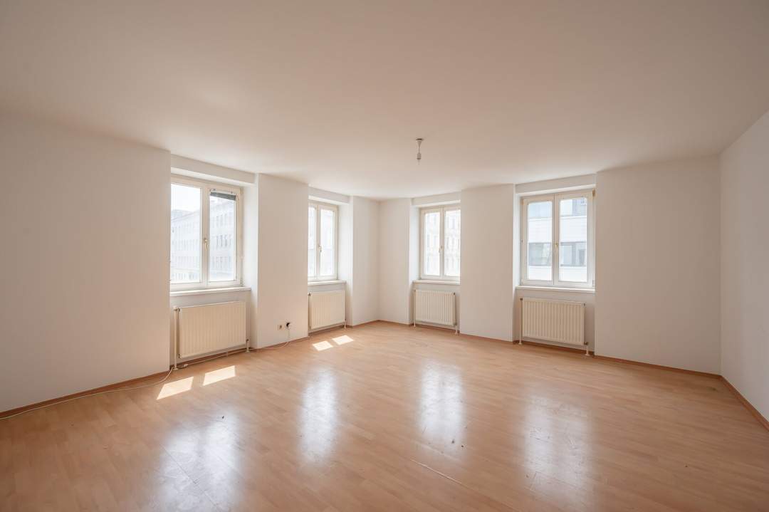 ++AIRBNB++ Renovierungsbedürftige 2-Zimmer Altbauwohnung mit viel Potenzial.